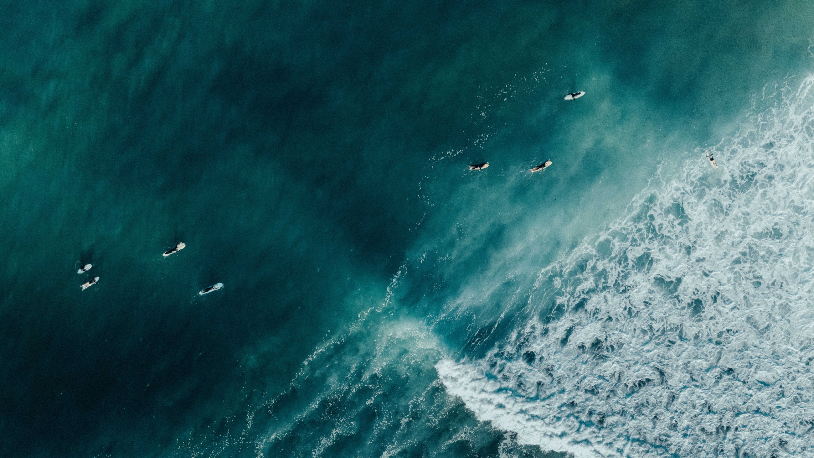 Surfisti oltre le onde a Fuerteventura