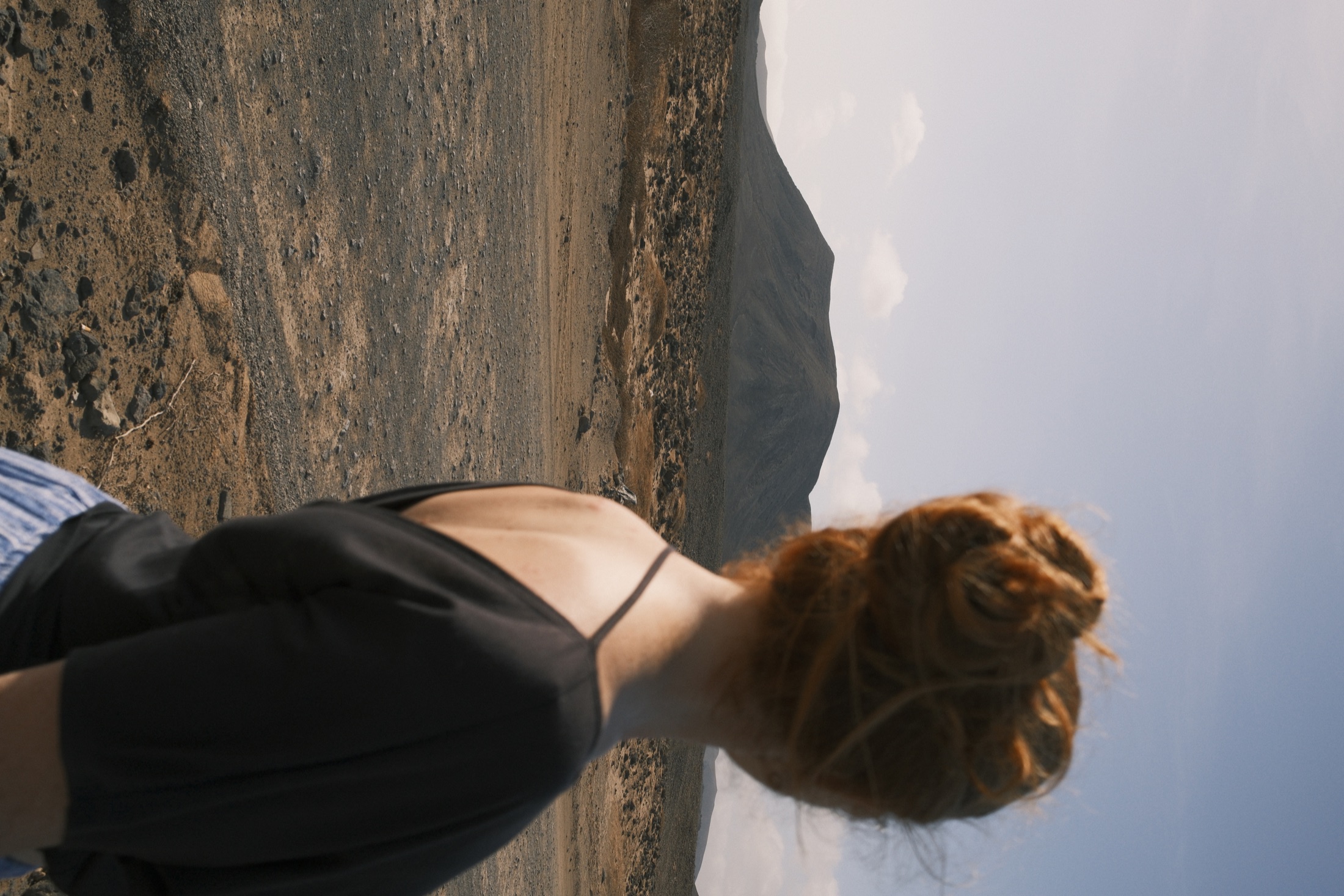 Laura osserva un vulcano a Fuerteventura