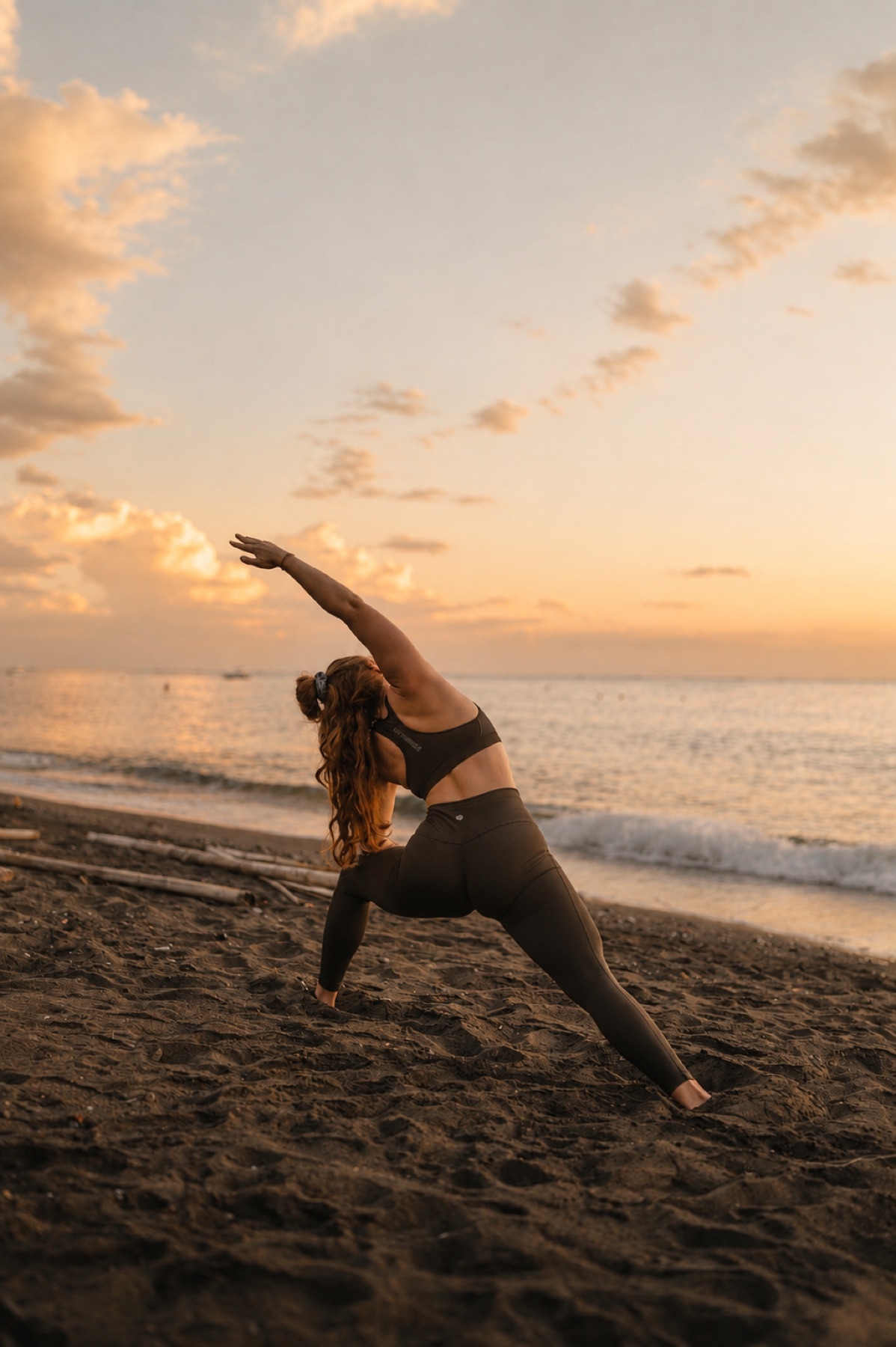 Laura pratica yoga sulla spiaggia al tramonto